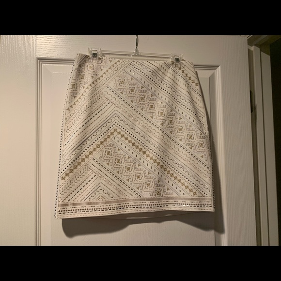 WHITE HOUSE BLACK MARKET EMBELLISHED MINI SKIRT SIZE 4 NWT! - Picture 4 of 6